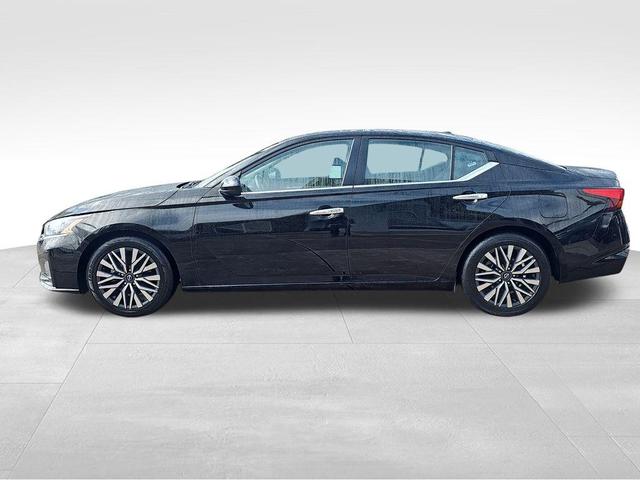 Photo of 2023 Black Nissan Altima