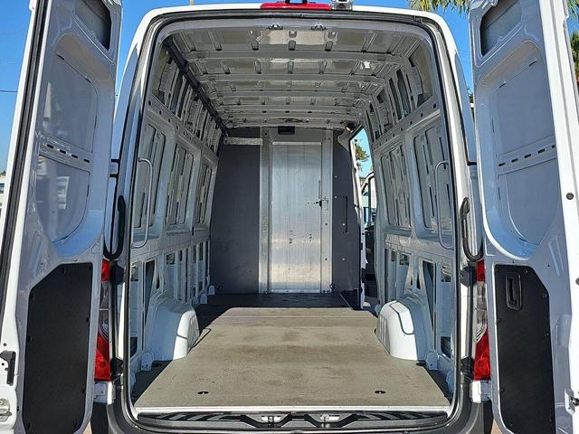 Photo of 2020 Arctic White Mercedes-Benz Sprinter 2500