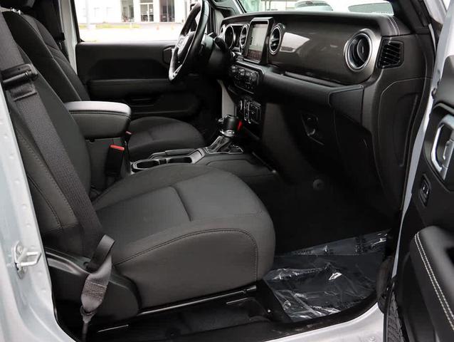 Photo of 2022 Silver Zynith Clearcoat Jeep Wrangler Unlimited
