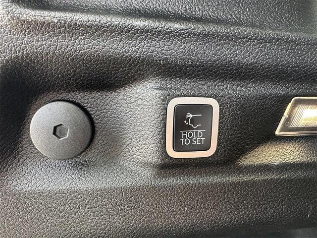 Photo of 2022 Diamond Black Crystal Pearlcoat Jeep Grand Cherokee L