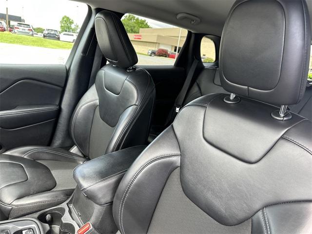 Photo of 2020 Diamond Black Crystal Pearlcoat Jeep Cherokee