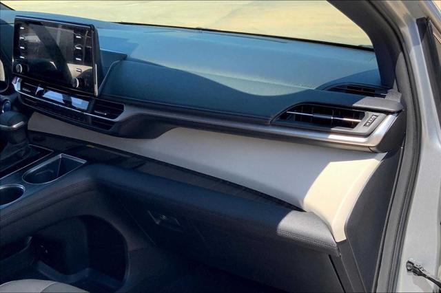 Photo of 2023 Celestial Silver Metallic Toyota Sienna