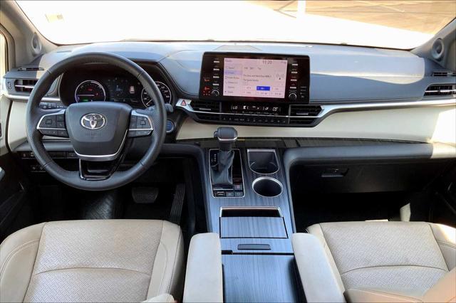 Photo of 2023 Celestial Silver Metallic Toyota Sienna