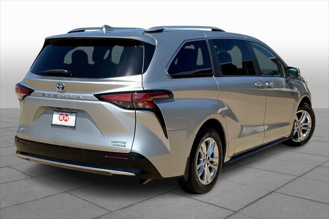 Photo of 2023 Celestial Silver Metallic Toyota Sienna