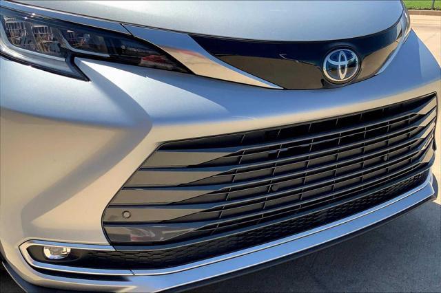 Photo of 2023 Celestial Silver Metallic Toyota Sienna