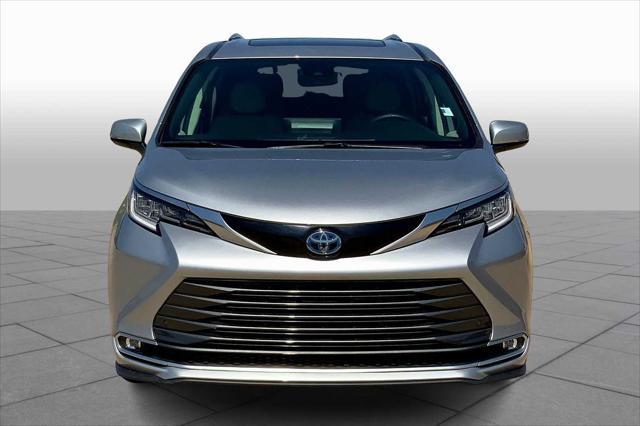 Photo of 2023 Celestial Silver Metallic Toyota Sienna