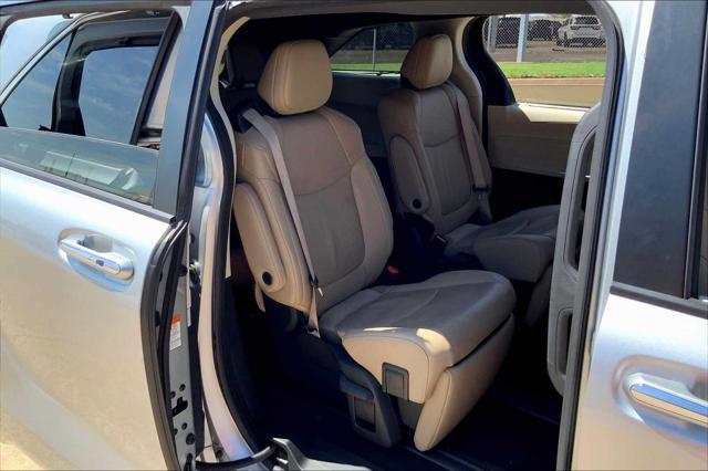 Photo of 2023 Celestial Silver Metallic Toyota Sienna