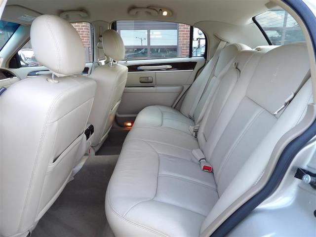 Photo of 2008 Gold Lincoln Town Car