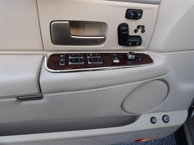 Photo of 2008 Gold Lincoln Town Car