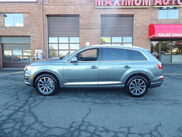 Photo of 2017 Gray Audi Q7
