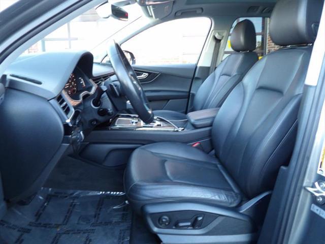 Photo of 2017 Gray Audi Q7