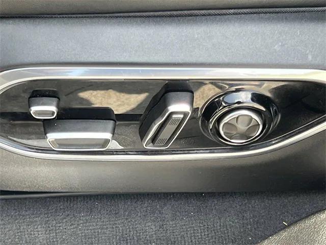 Photo of 2022 Diamond Black Crystal Pearlcoat Jeep Grand Cherokee