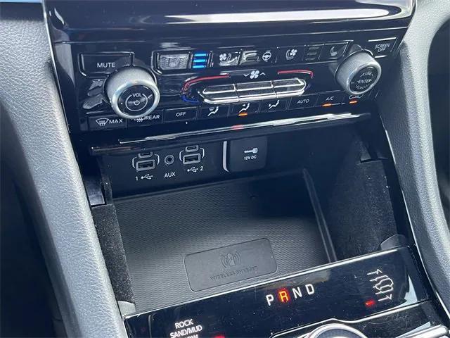 Photo of 2022 Diamond Black Crystal Pearlcoat Jeep Grand Cherokee