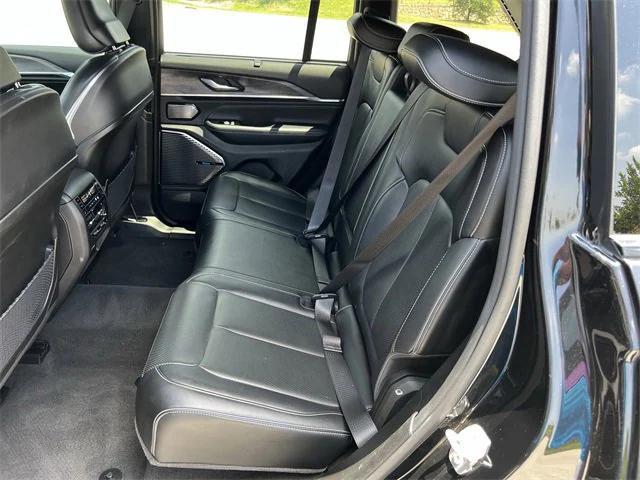 Photo of 2022 Diamond Black Crystal Pearlcoat Jeep Grand Cherokee