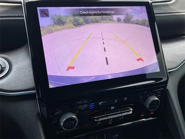 Photo of 2022 Diamond Black Crystal Pearlcoat Jeep Grand Cherokee