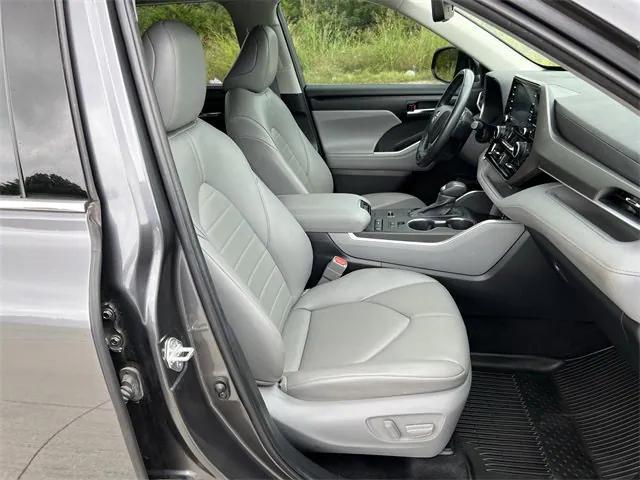 Photo of 2022 Gray Toyota Highlander