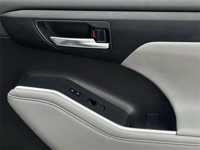 Photo of 2022 Gray Toyota Highlander