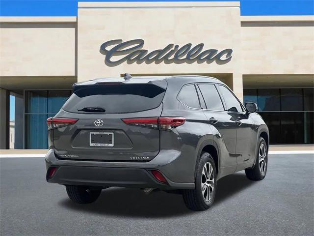 Photo of 2022 Gray Toyota Highlander