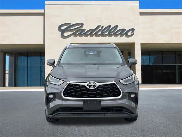 Photo of 2022 Gray Toyota Highlander