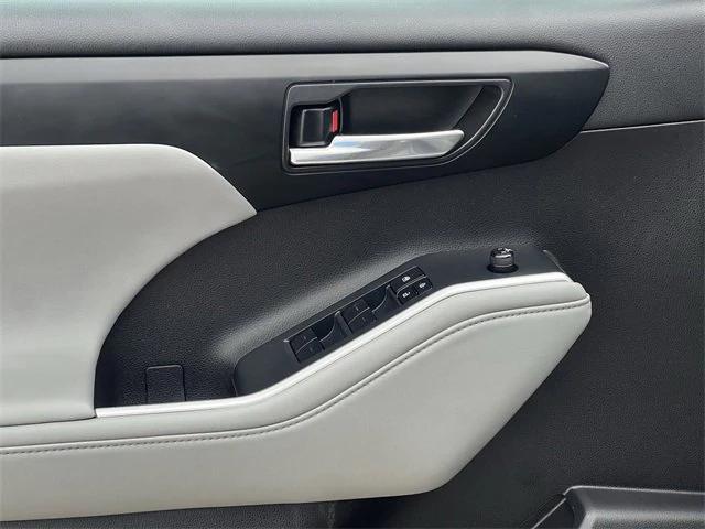 Photo of 2022 Gray Toyota Highlander