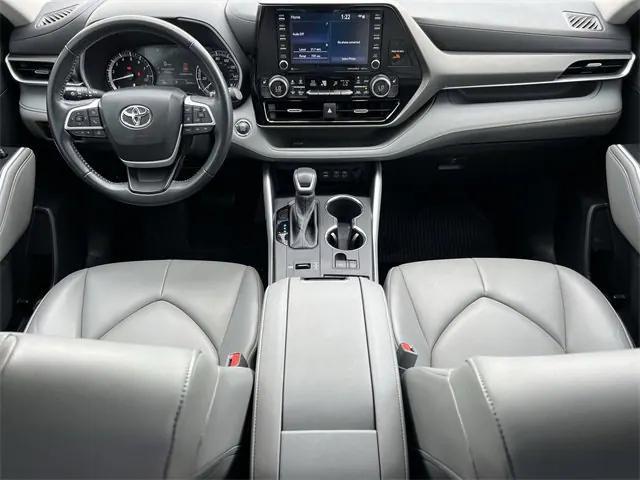 Photo of 2022 Gray Toyota Highlander