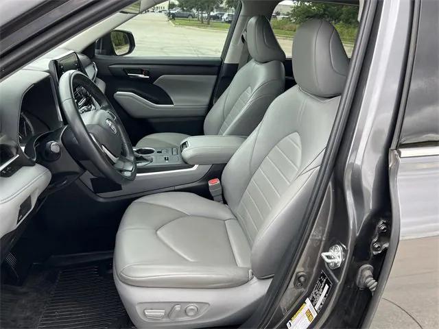 Photo of 2022 Gray Toyota Highlander