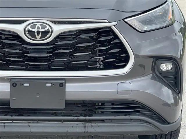 Photo of 2022 Gray Toyota Highlander