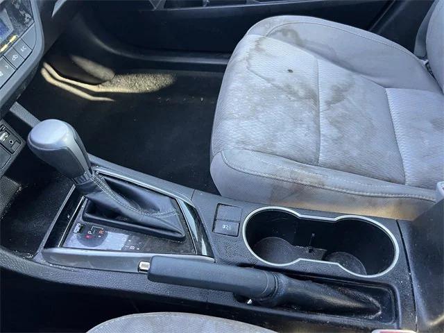 Photo of 2015 Super White Toyota Corolla