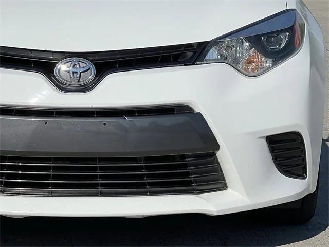 Photo of 2015 Super White Toyota Corolla