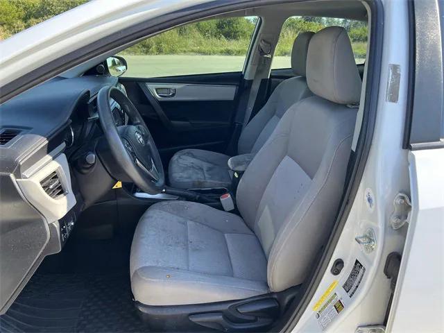 Photo of 2015 Super White Toyota Corolla