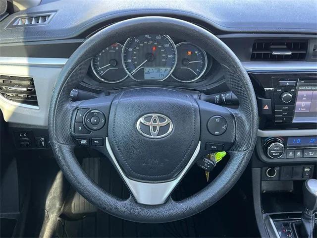 Photo of 2015 Super White Toyota Corolla