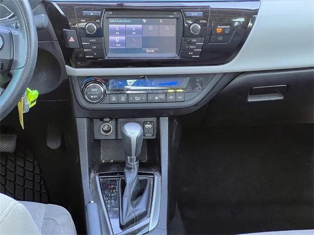 Photo of 2015 Super White Toyota Corolla