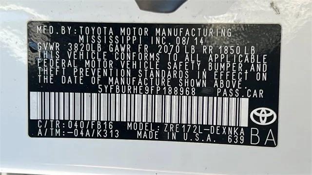 Photo of 2015 Super White Toyota Corolla