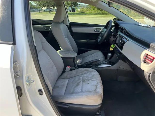 Photo of 2015 Super White Toyota Corolla