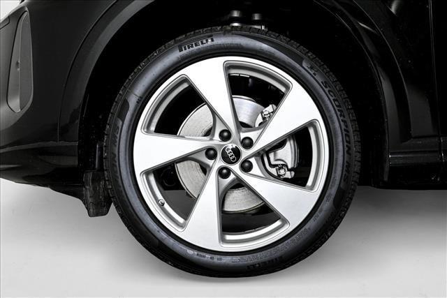 Photo of 2025 Mythos Black Metallic Audi Q5