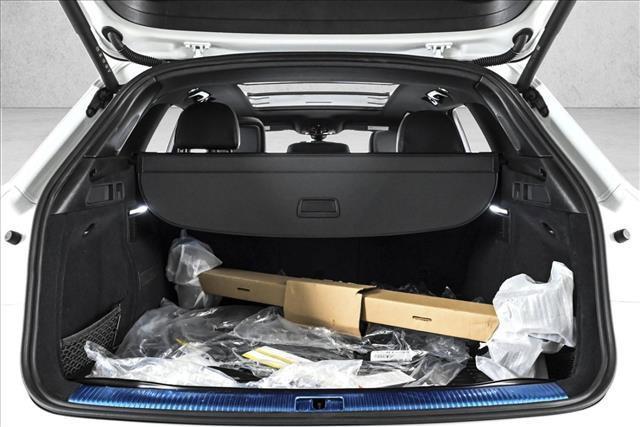 Photo of 2025 Glacier White Metallic Audi SQ5