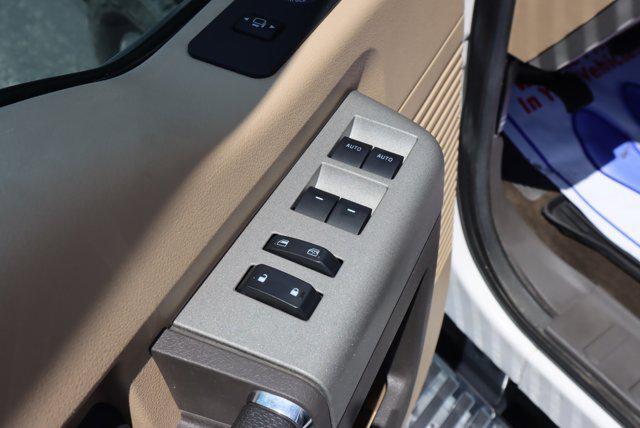 Photo of 2016 White Ford F-350