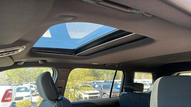 Photo of 2025 Metallic Jeep Grand Cherokee L