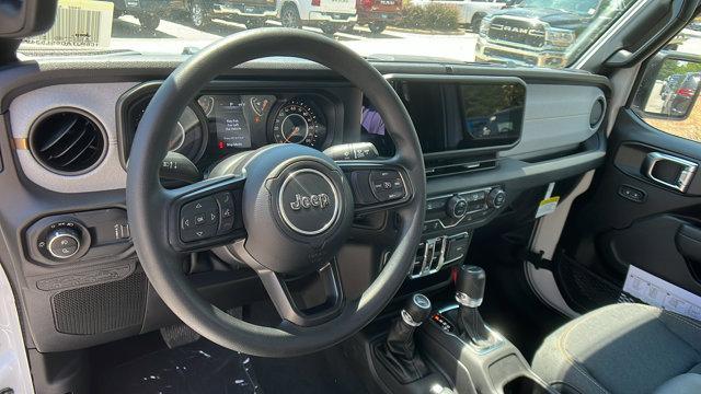 Photo of 2025 Bright White Clearcoat Jeep Gladiator