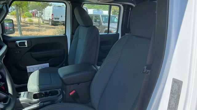 Photo of 2025 Bright White Clearcoat Jeep Gladiator