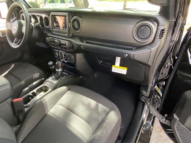 Photo of 2022 Black Clearcoat Jeep Gladiator