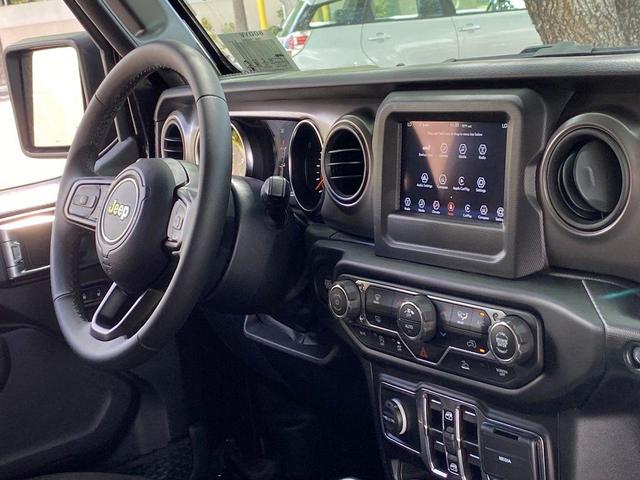 Photo of 2022 Black Clearcoat Jeep Gladiator