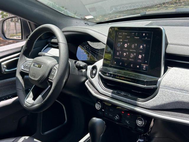 Photo of 2025 Bright White Clearcoat Jeep Compass