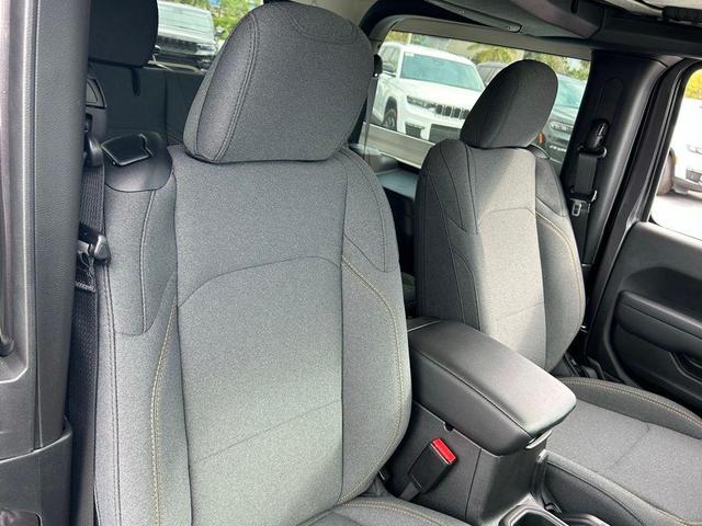 Photo of 2025 Granite Crystal Clearcoat Metallic Jeep Wrangler