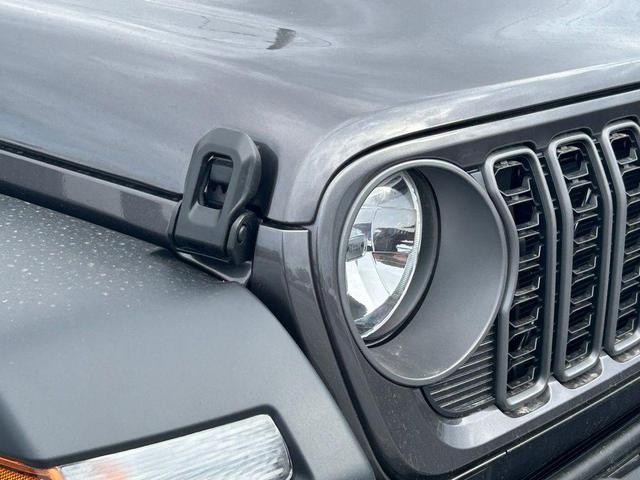 Photo of 2025 Granite Crystal Clearcoat Metallic Jeep Wrangler
