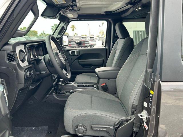 Photo of 2025 Granite Crystal Clearcoat Metallic Jeep Wrangler
