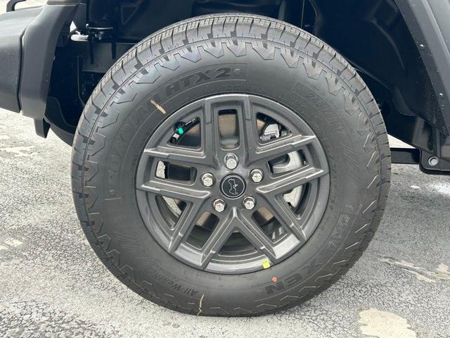 Photo of 2025 Granite Crystal Clearcoat Metallic Jeep Wrangler
