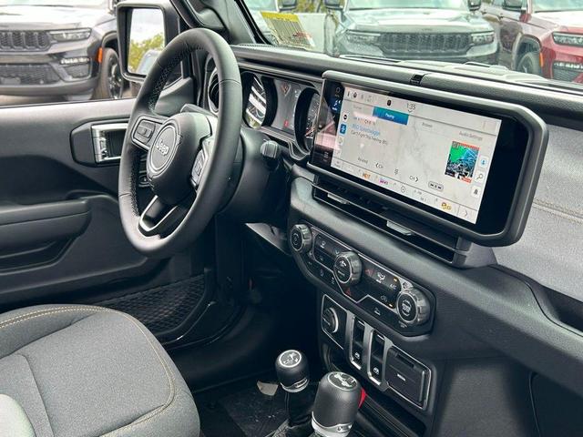 Photo of 2025 Granite Crystal Clearcoat Metallic Jeep Wrangler