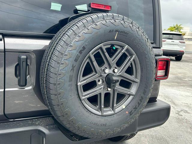 Photo of 2025 Granite Crystal Clearcoat Metallic Jeep Wrangler