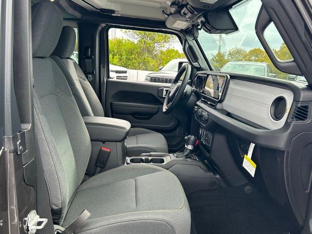 Photo of 2025 Granite Crystal Clearcoat Metallic Jeep Wrangler